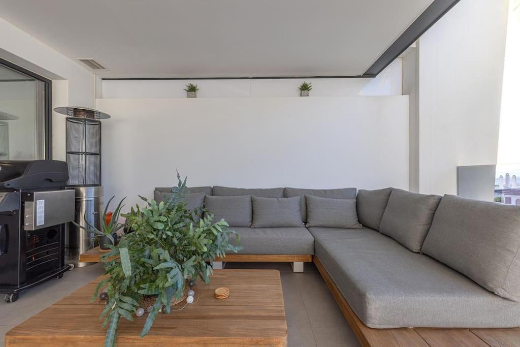 Elegant Two Bedroom At Hills! Estepona