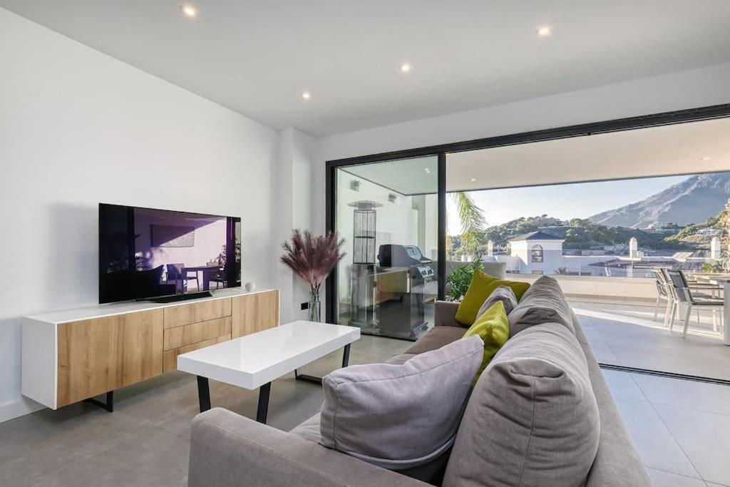Elegant Two Bedroom At Hills! Estepona