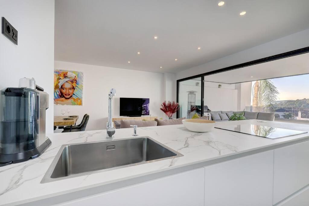 Apartment Elegant Two Bedroom At Hills!