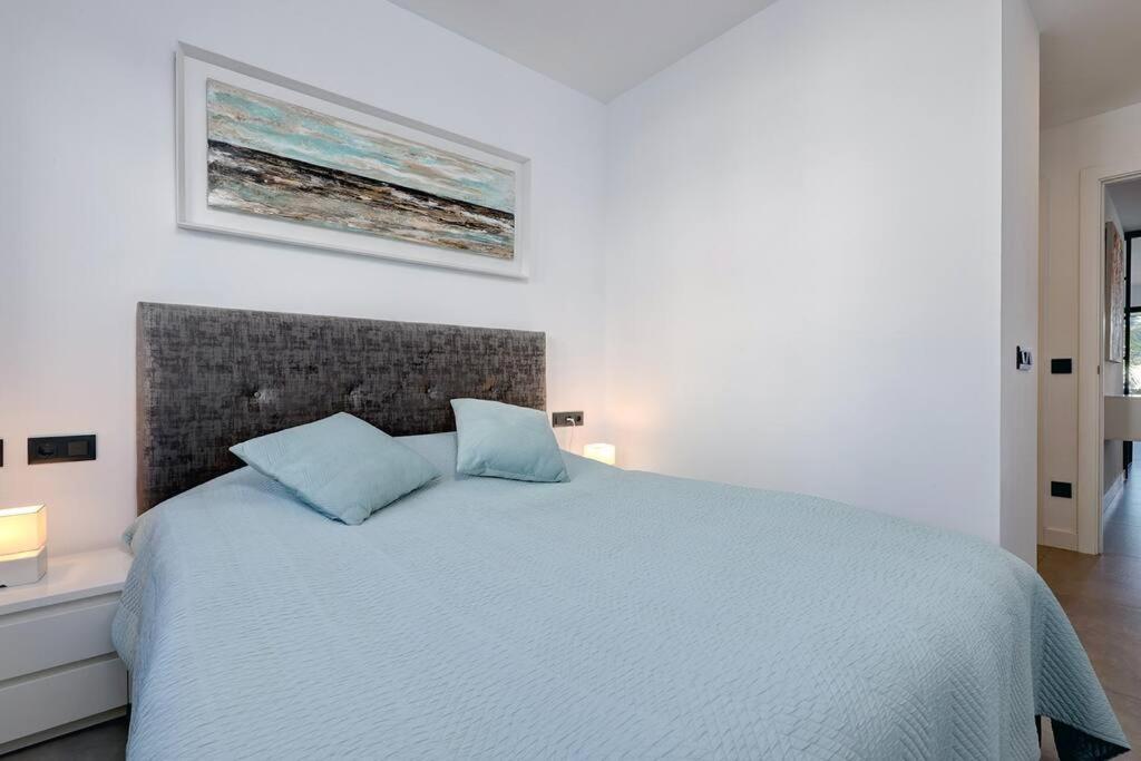 Elegant Two Bedroom At Hills!