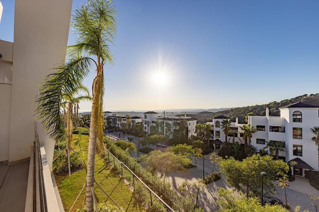 Elegant Two Bedroom At Hills! Apartment Estepona