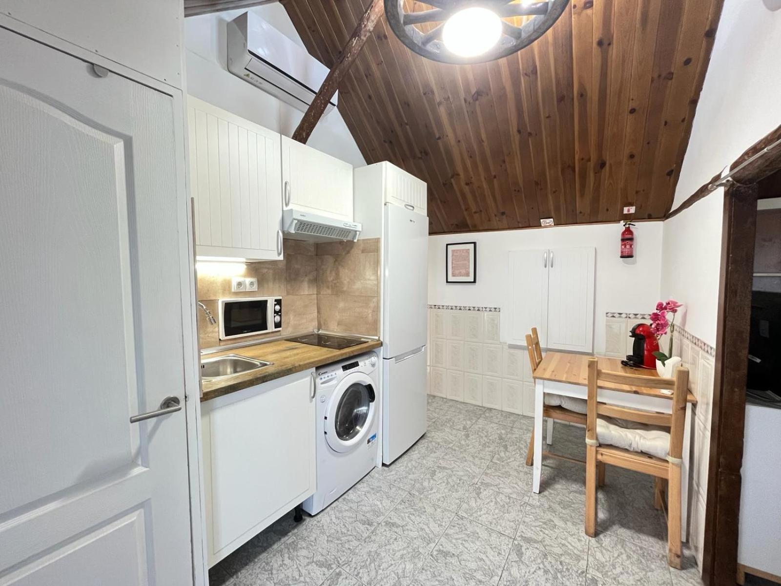 Free Parking, 40 Meters From The Beach, Wi-fi, Ac Apartamento Estepona