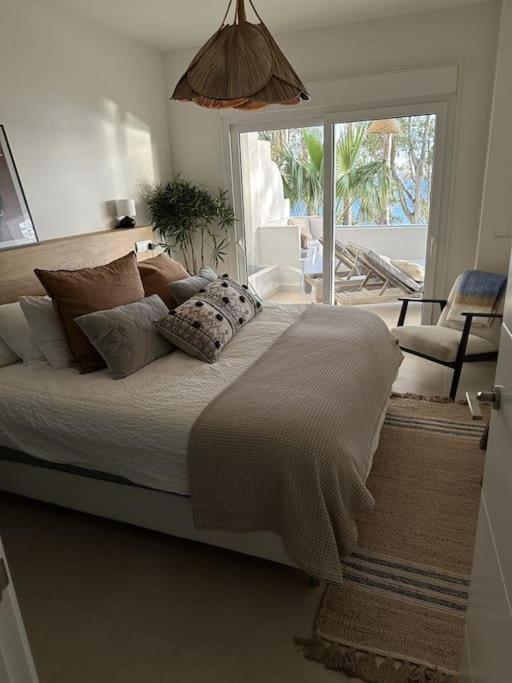 Renovated Aranja: With Big Balcony And Sea View *