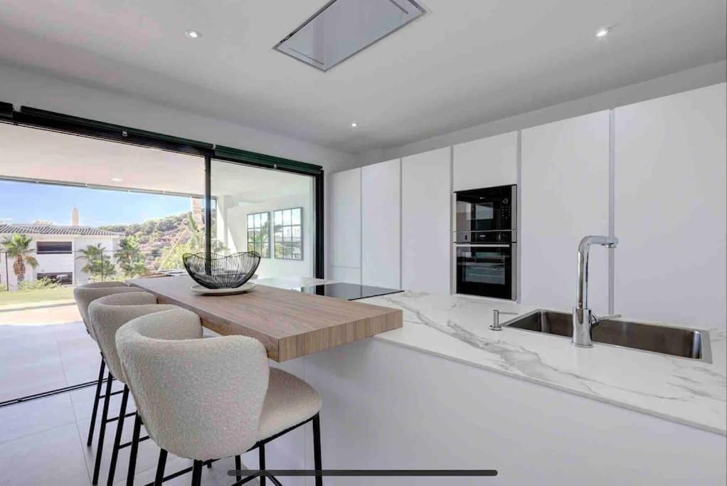 Luxury In Mirador De Hills *