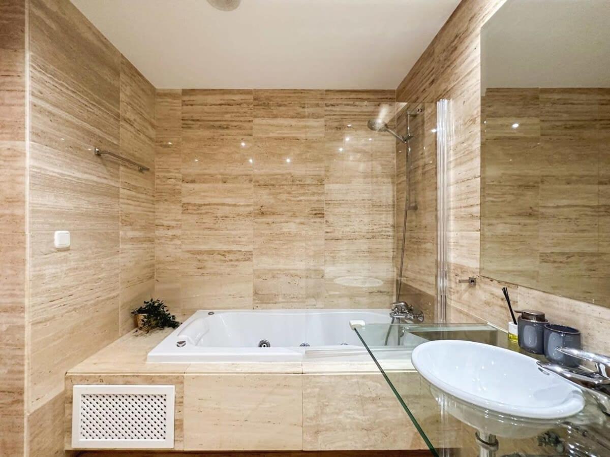 Sea Views Indoor Pool Sauna Gym Wifi * Estepona
