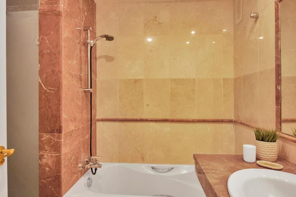 Apartamento Con Piscina Y Padel Cerca Del Mar - Hacienda Del Sol Apartamento *