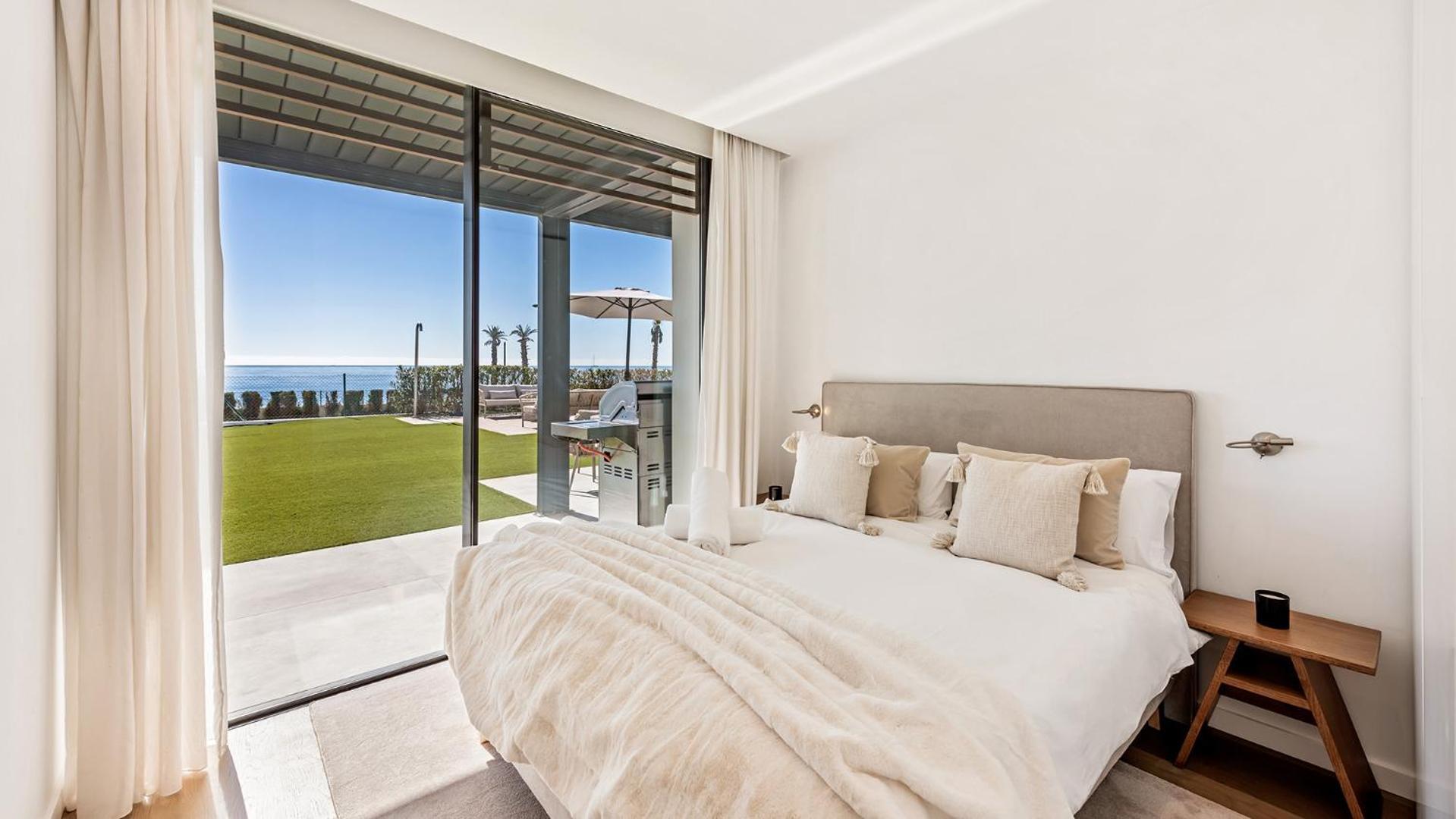 Vacation Marbella I Imare Waterfront, Beachfront Villa, Rooftop Jacuzzi, Indoor * Estepona