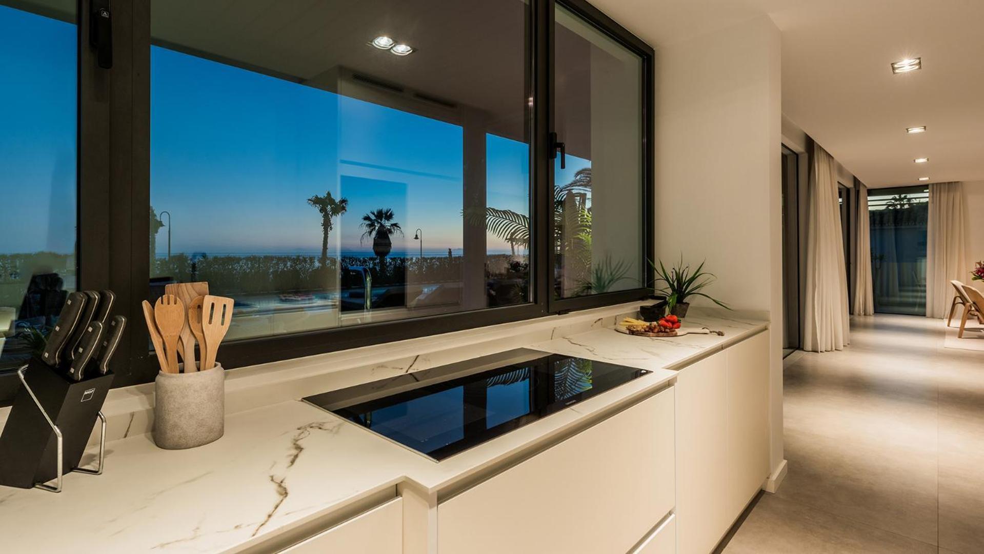 Pousada Vacation Marbella I Imare Waterfront, Beachfront Villa, Rooftop Jacuzzi, Indoor Estepona
