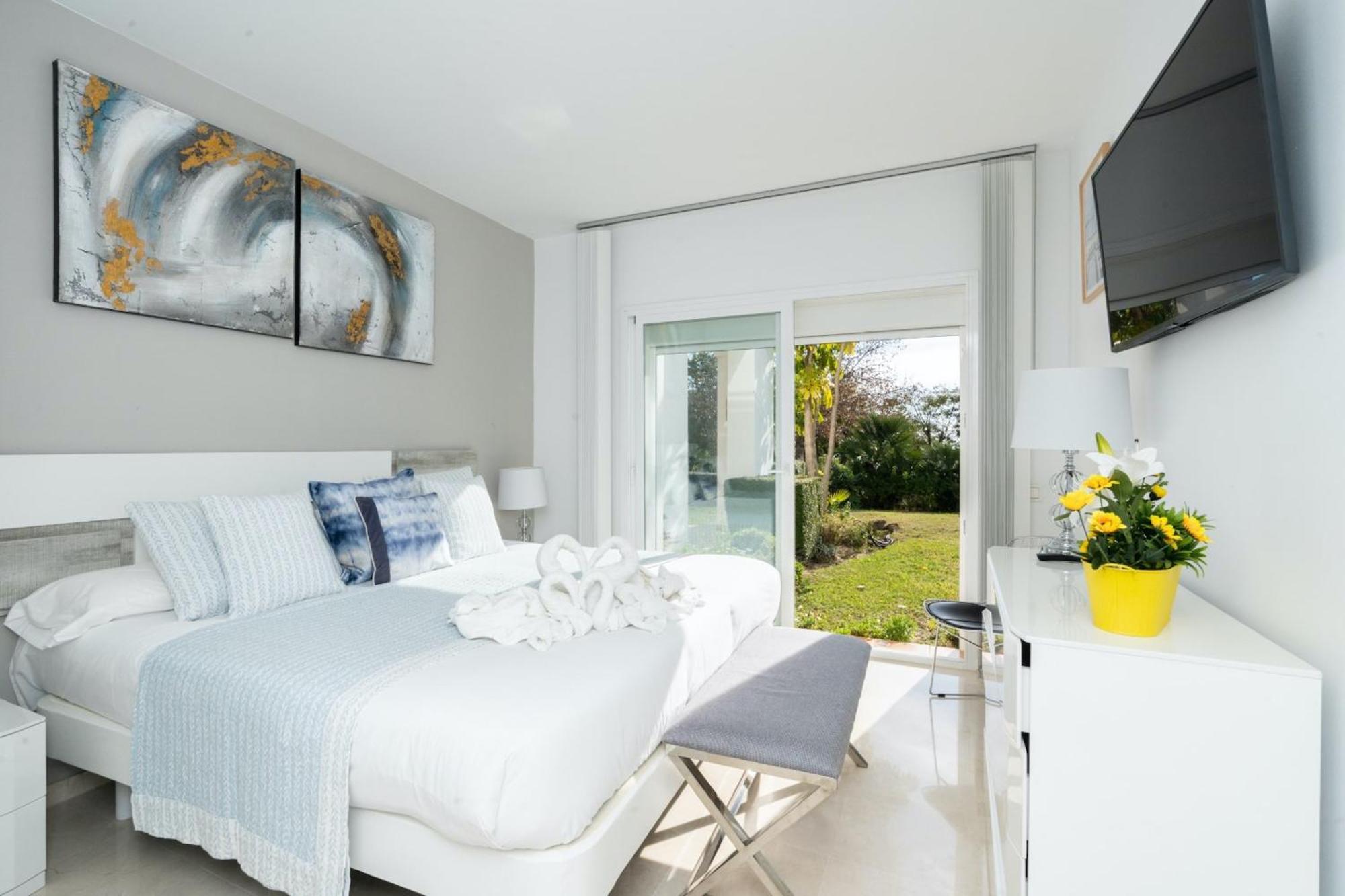 Al-104 - - Alcazaba Lagoon 2 Bedroom Apartment Estepona