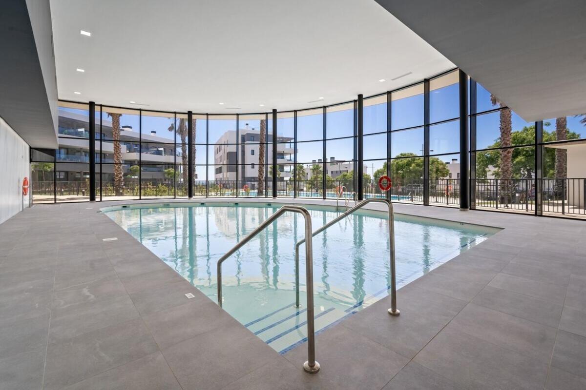 Apartment With Sea View And Gym