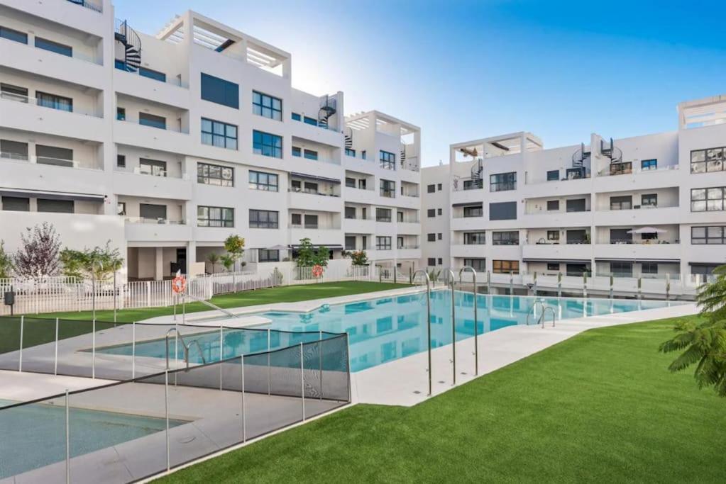 Terrace, Parking & Pool Apartment Estepona