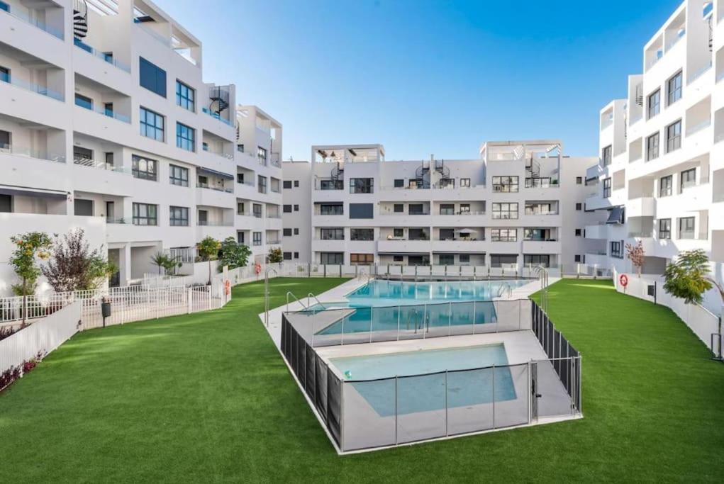 Terrace, Parking & Pool Apartment Estepona