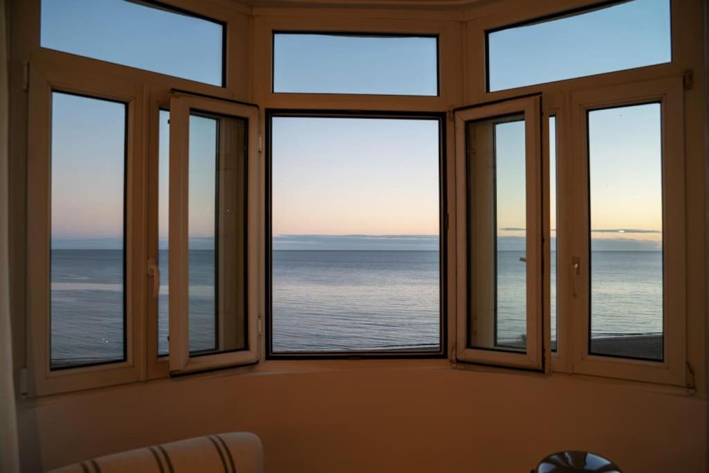 Coqueto Primera Linea De Mar Apartamento Estepona