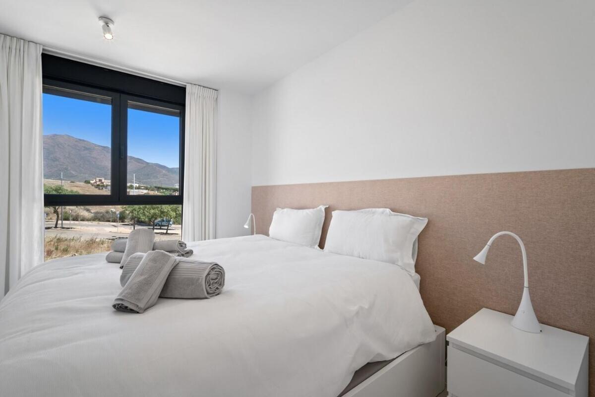 Apartment With Sea View And Gym Estepona