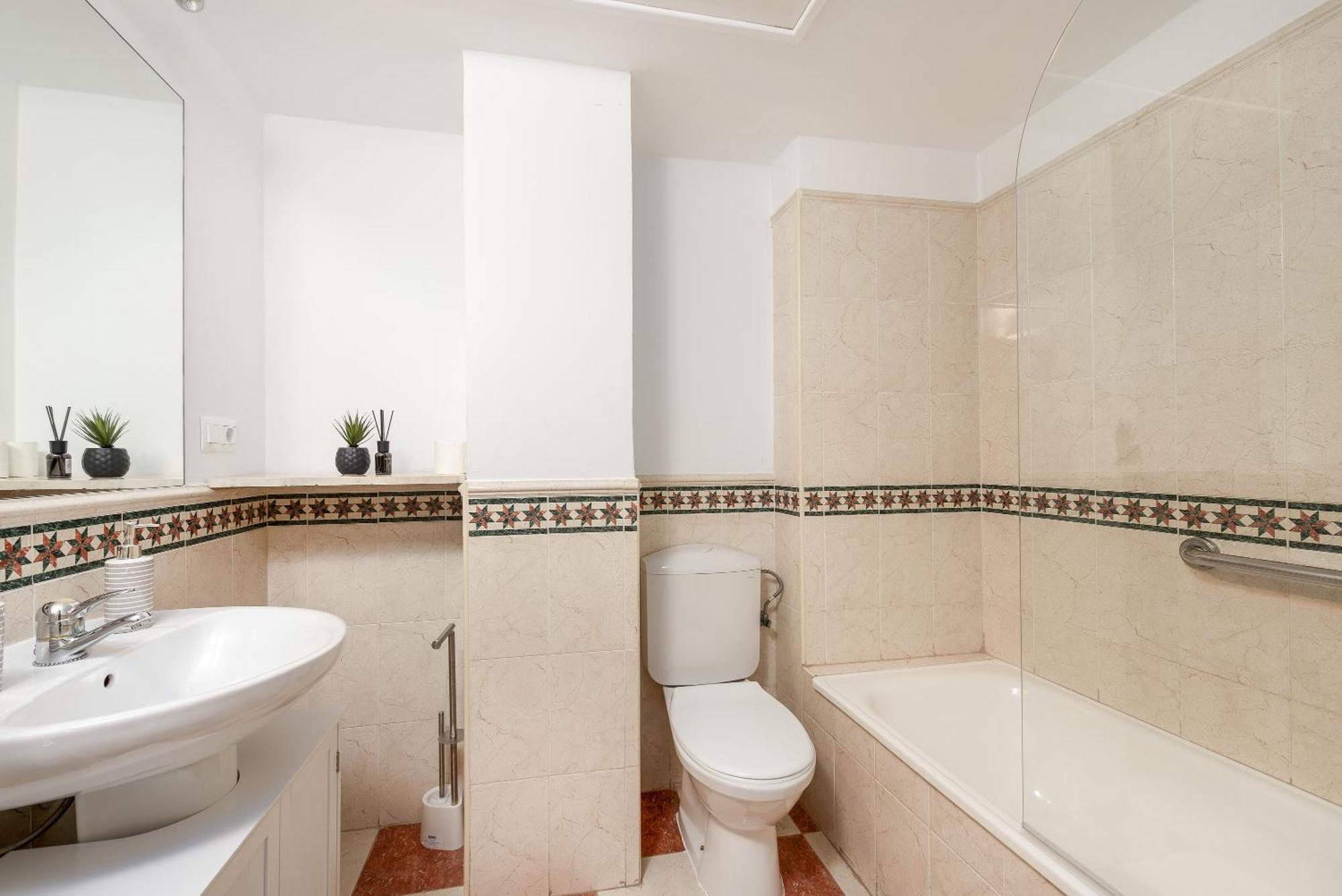 Right On The - 4br Seaview Apartment *