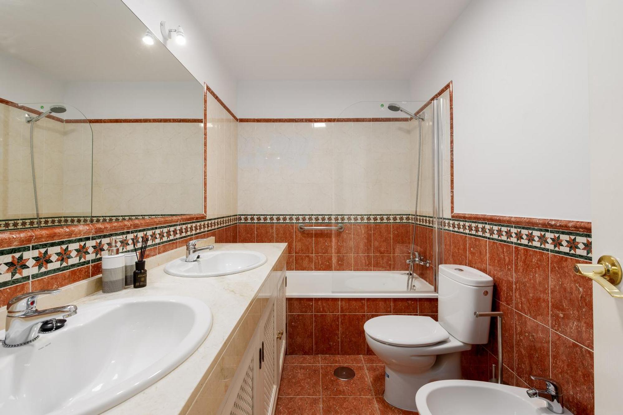 Apartment Right On The - 4br Seaview