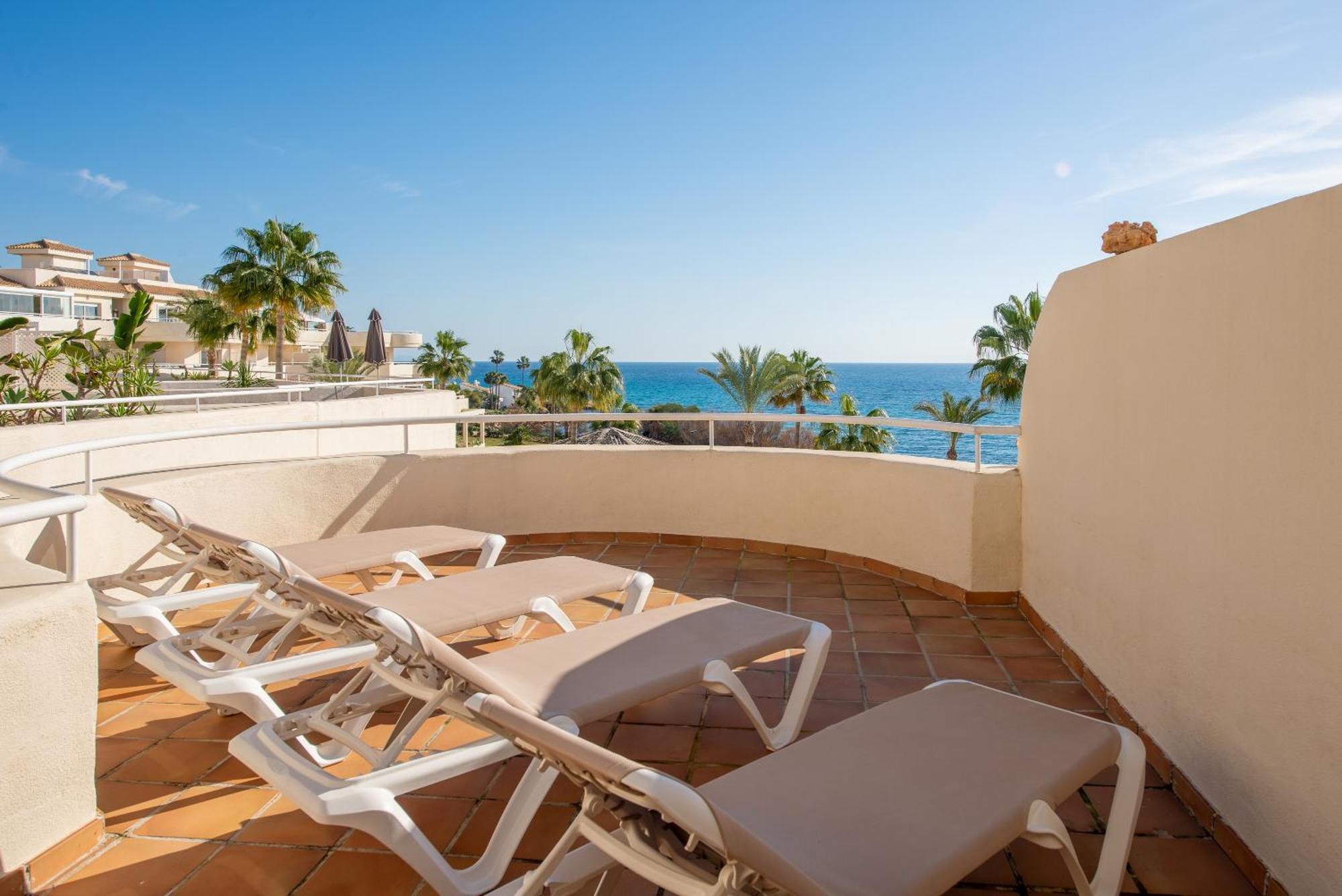 Right On The - 4br Seaview Apartment Estepona