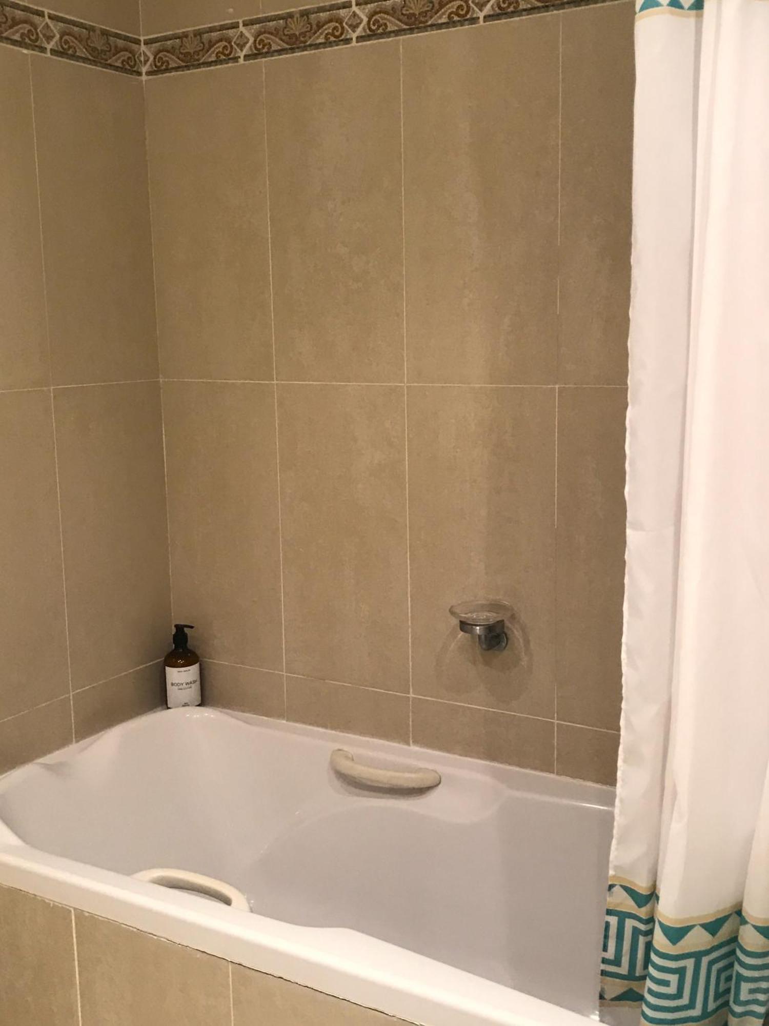 Deluxe Con Bano Privado En Atalaya Apartagolf, Hospedagem domiciliar