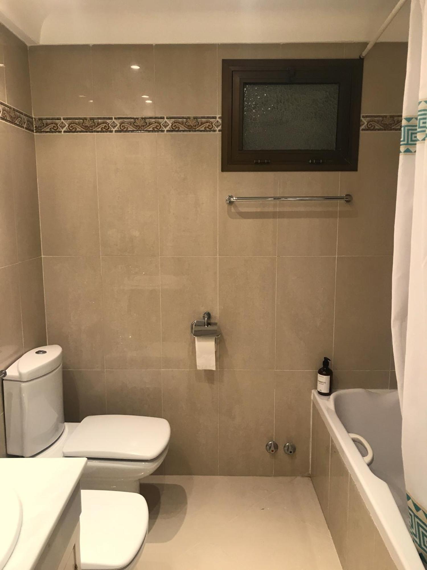Deluxe Con Bano Privado En Atalaya Apartagolf, Hospedagem domiciliar Estepona