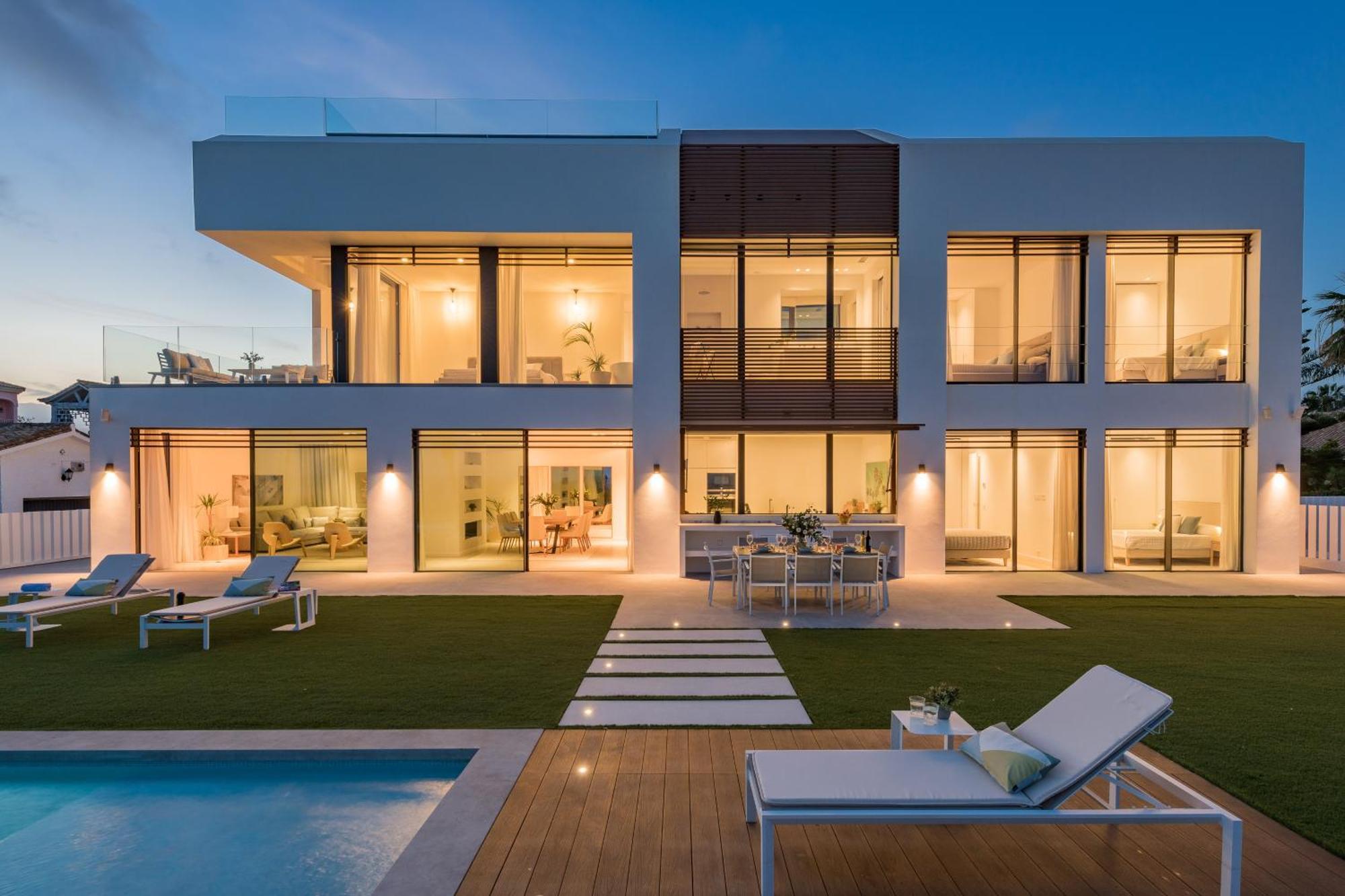 Vacation Marbella I Imare Waterfront, Beachfront Villa, Rooftop Jacuzzi, Indoor Pousada