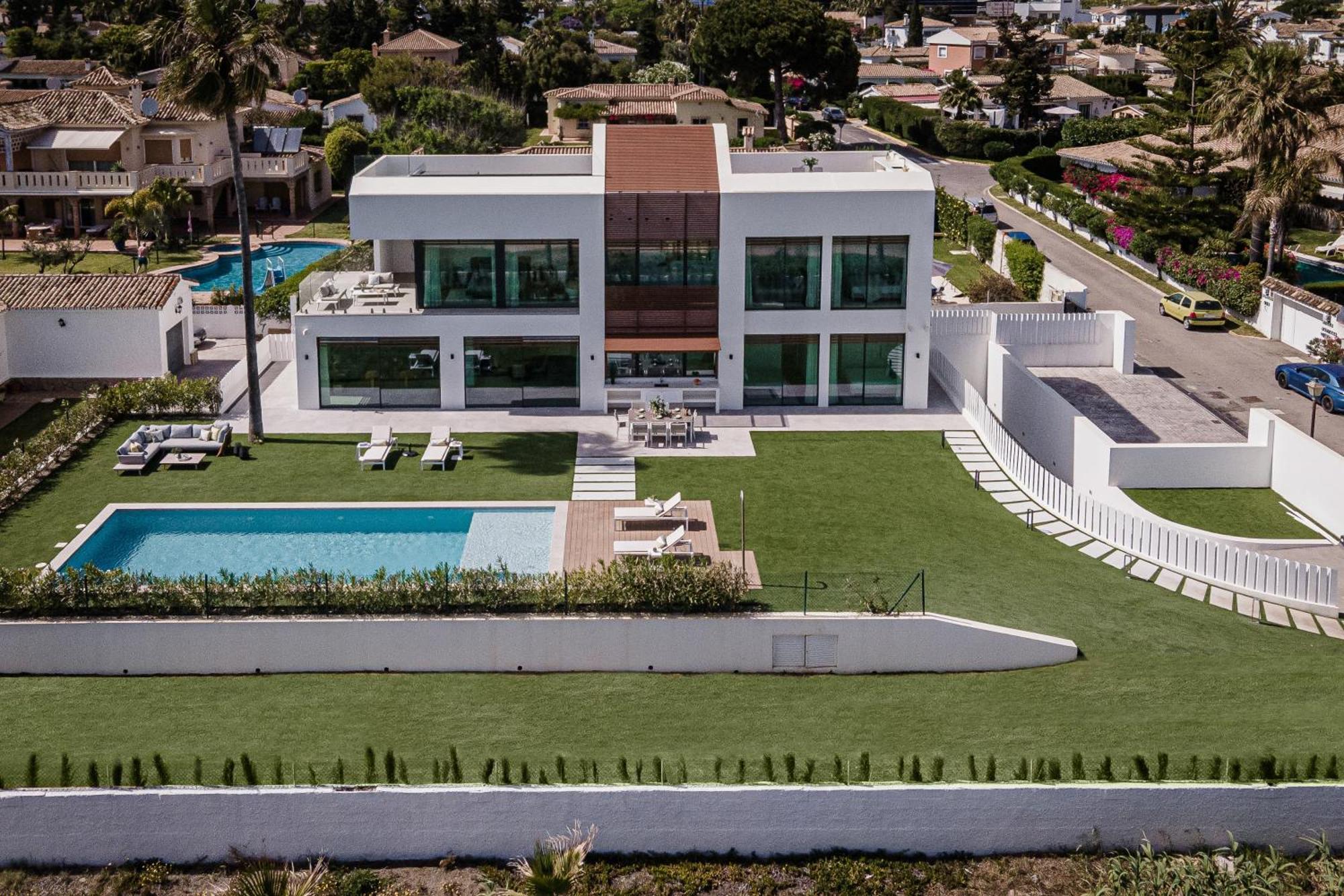 Pousada Vacation Marbella I Imare Waterfront, Beachfront Villa, Rooftop Jacuzzi, Indoor Estepona