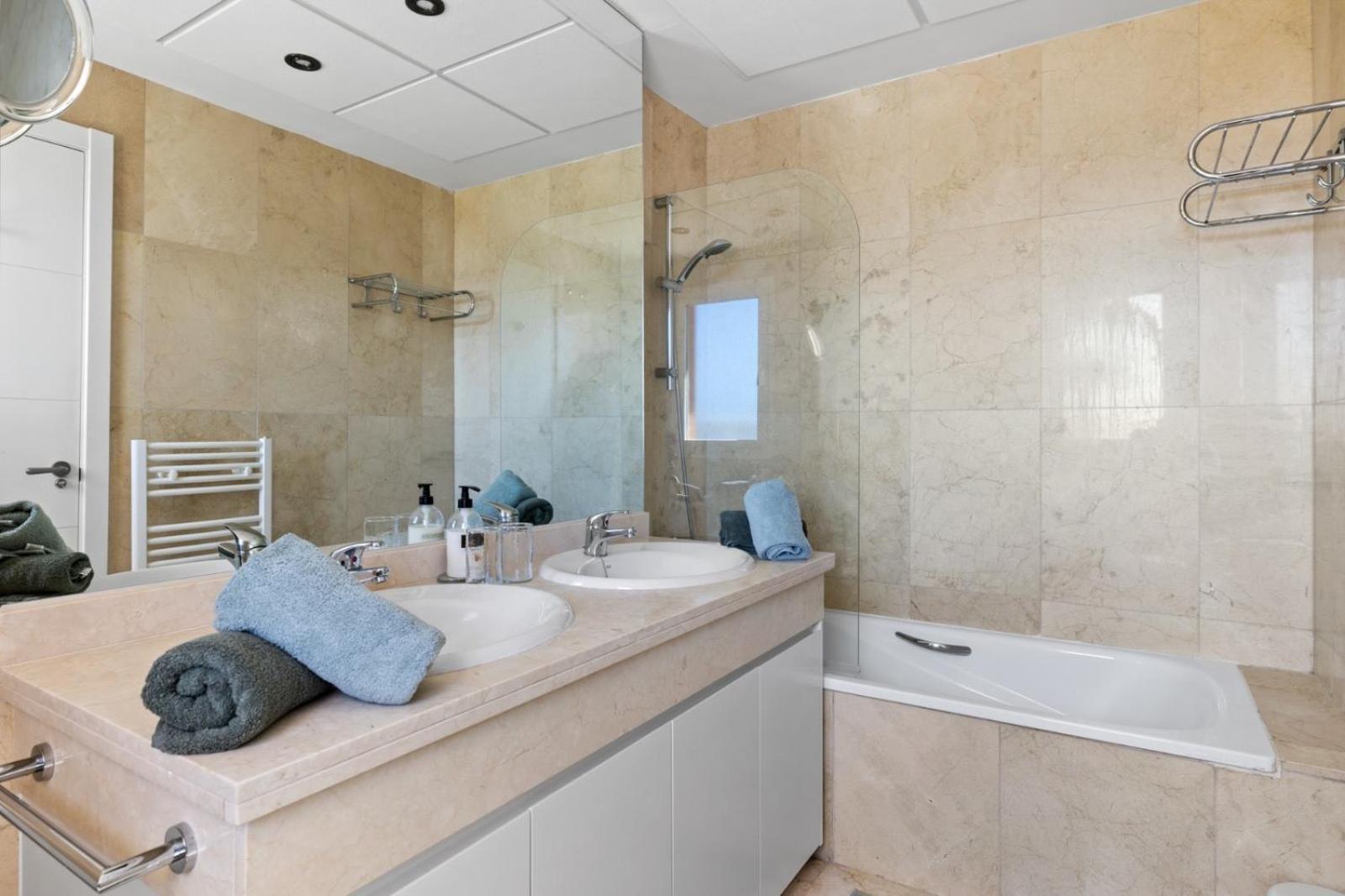 4 Penthouse Apartment *