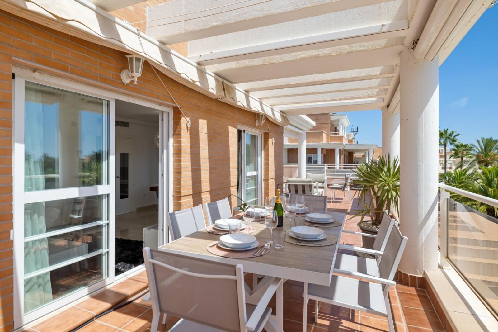 4 Penthouse Apartment *