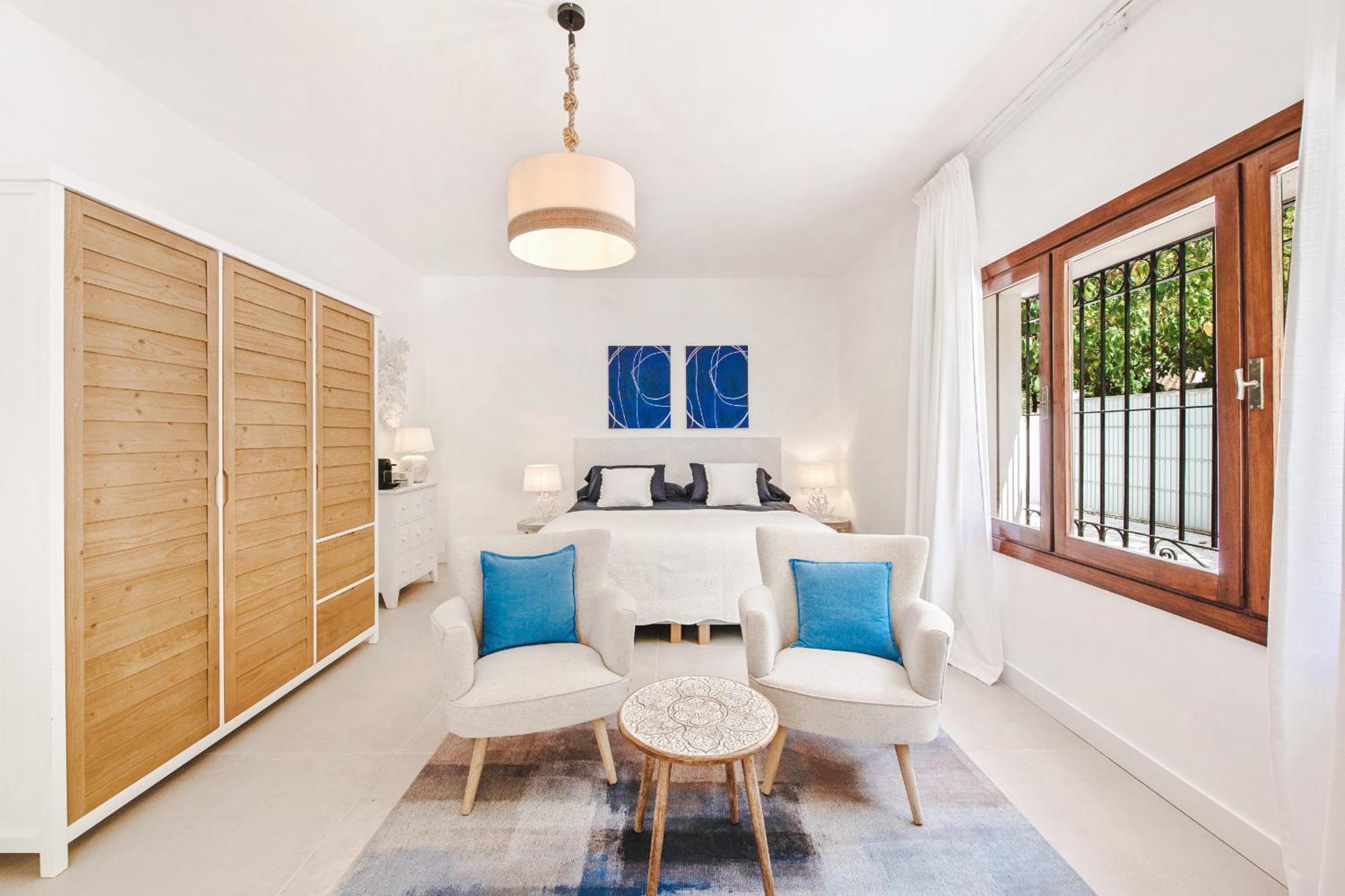 Luxurious Just 200m From The Beach!