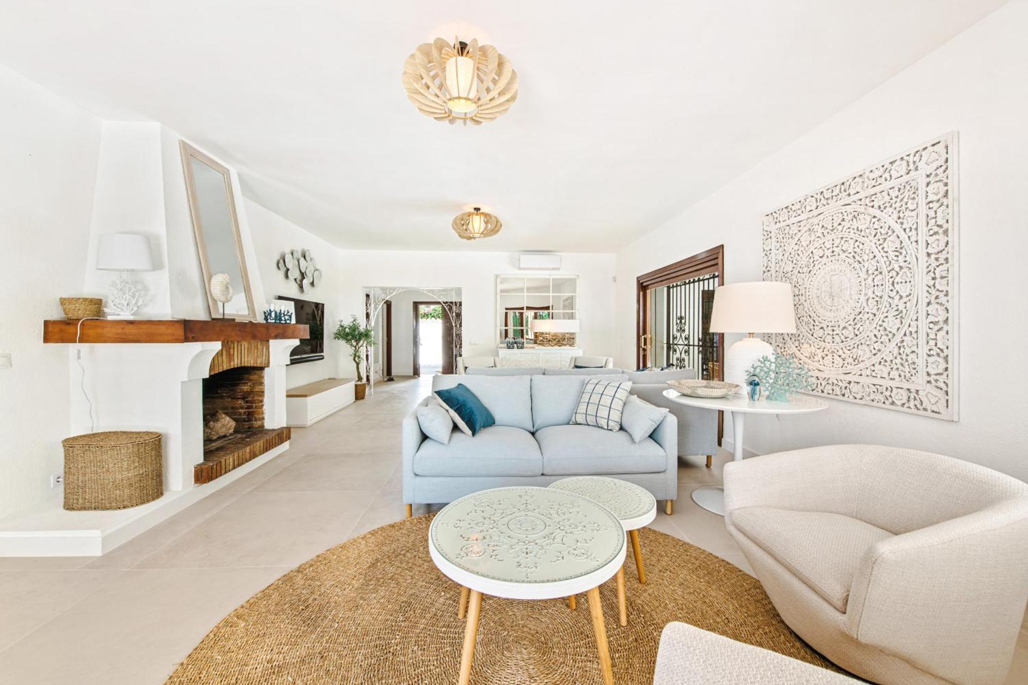 Luxurious Just 200m From The Beach!