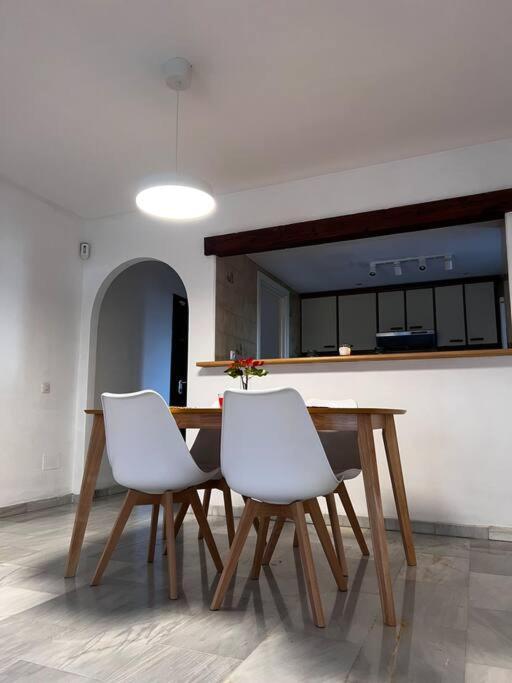 Apartment Alquiler Vacacional. Bajo Con Parrilla Y Piscina, Cerca De La Playa Y Puerto Banus *