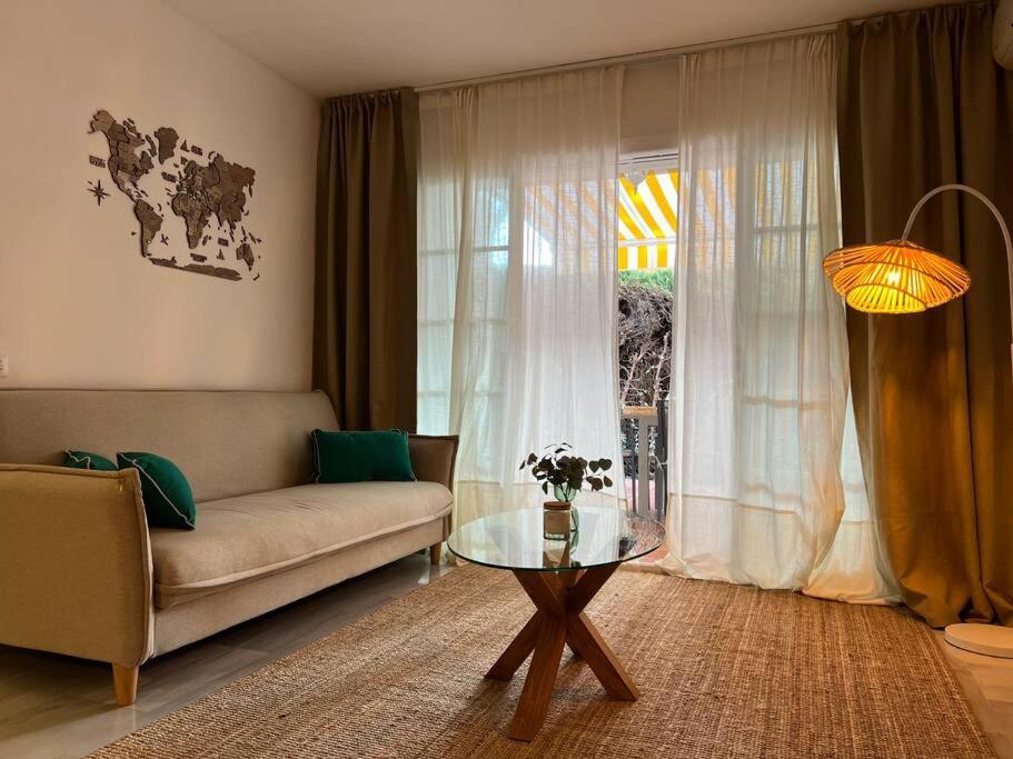 Alquiler Vacacional. Bajo Con Parrilla Y Piscina, Cerca De La Playa Y Puerto Banus Apartment *
