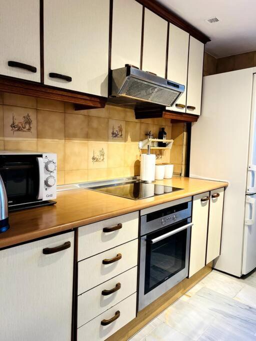 Alquiler Vacacional. Bajo Con Parrilla Y Piscina, Cerca De La Playa Y Puerto Banus Apartment