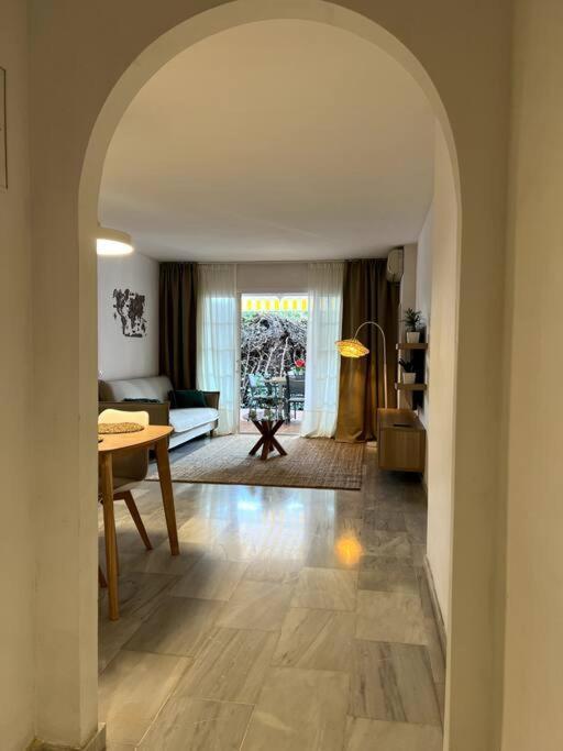 Alquiler Vacacional. Bajo Con Parrilla Y Piscina, Cerca De La Playa Y Puerto Banus