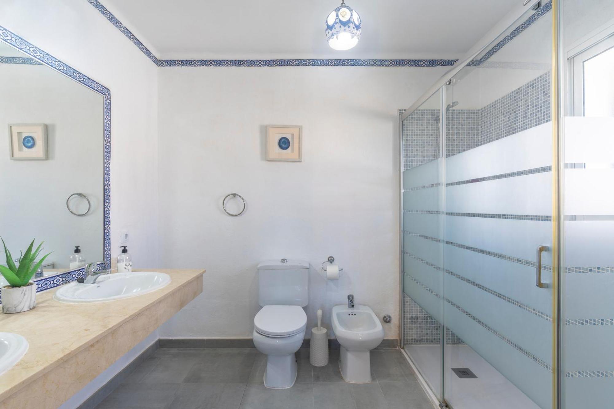 Beautiful 5 Bedroom Villa, Sea Views, Private Pool, Newly Refurbished Villa *