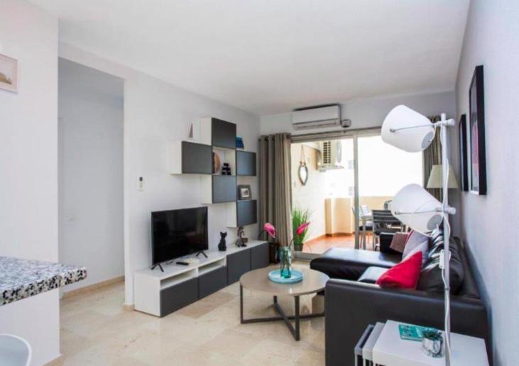 Estepona Marina, Modern Apartment, Sea Views, Balcony, Sleeps 6, Family Friendly *