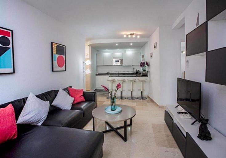 Estepona Marina, Modern Apartment, Sea Views, Balcony, Sleeps 6, Family Friendly Apartment *
