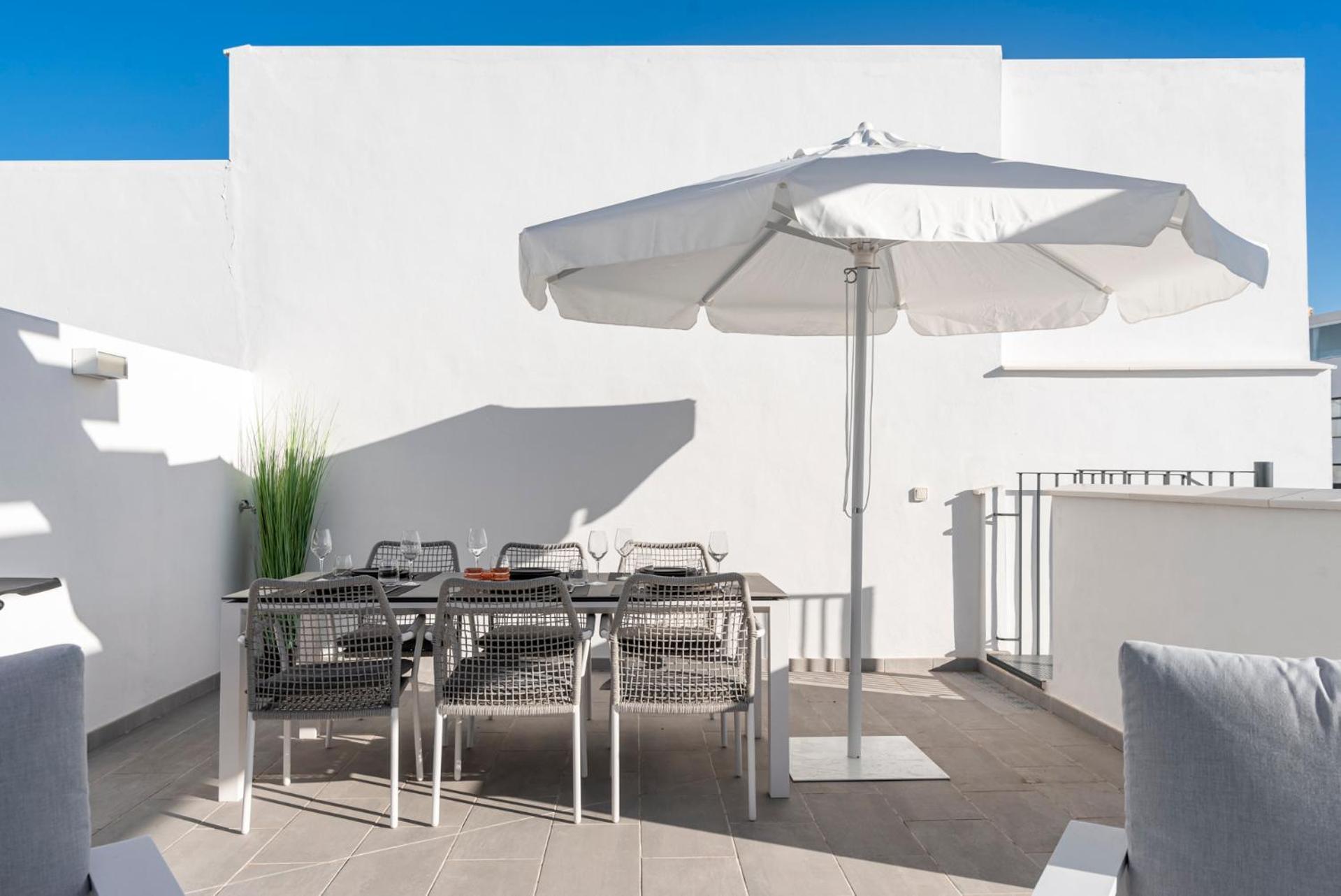 Luxury Penthouse With Beautiful Rooftop At Location *