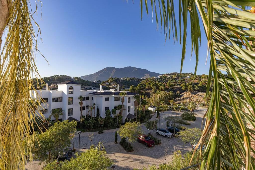 Elegant Two Bedroom At Hills!