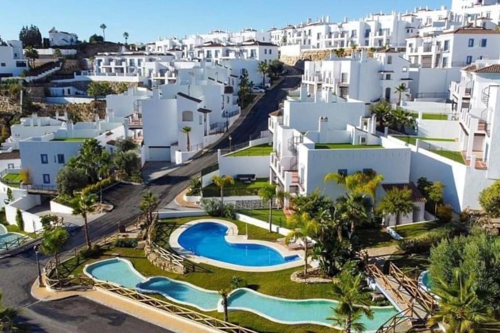 Stunning Apartment-7 People-6 Pools.402 Estepona