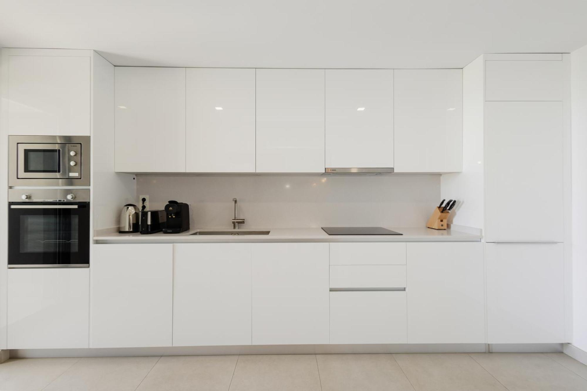 Luxurious 2 Bedroom Close To The In *