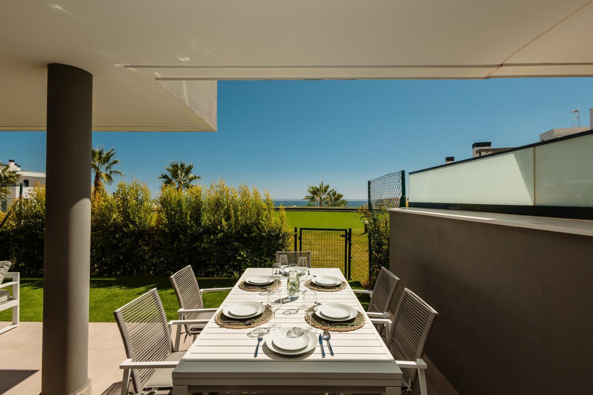 Luxurious 2 Bedroom Close To The In *