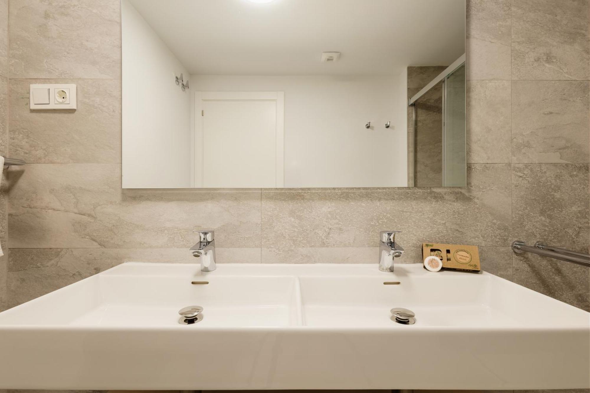 Luxurious 2 Bedroom Close To The In Apartment