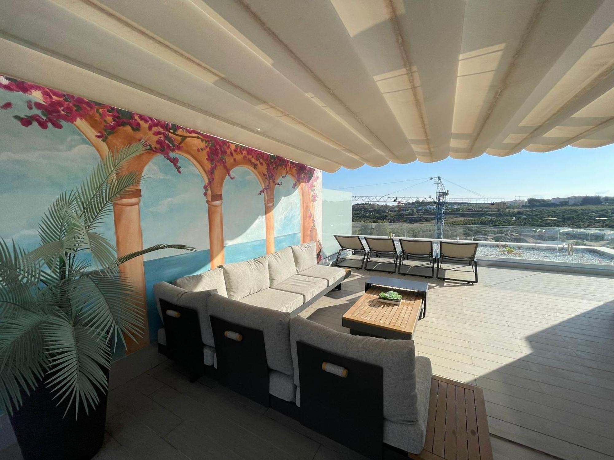 Vivi Homes - Lima Pool, Sunny Terrace & Holiday home *