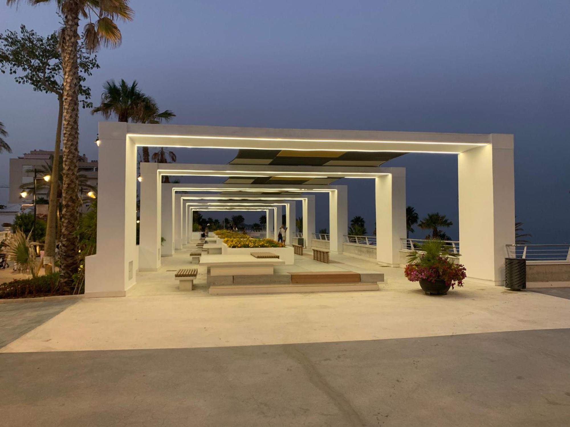 Casa Casu New Stunning 3 Bed Raised Ground Floor & Huge Balcony With Sea Pool & Mountain View Indoor & Outdoor Swimming Pools & Gym Walking Distance To Port Traveller Award 2023 Estepona