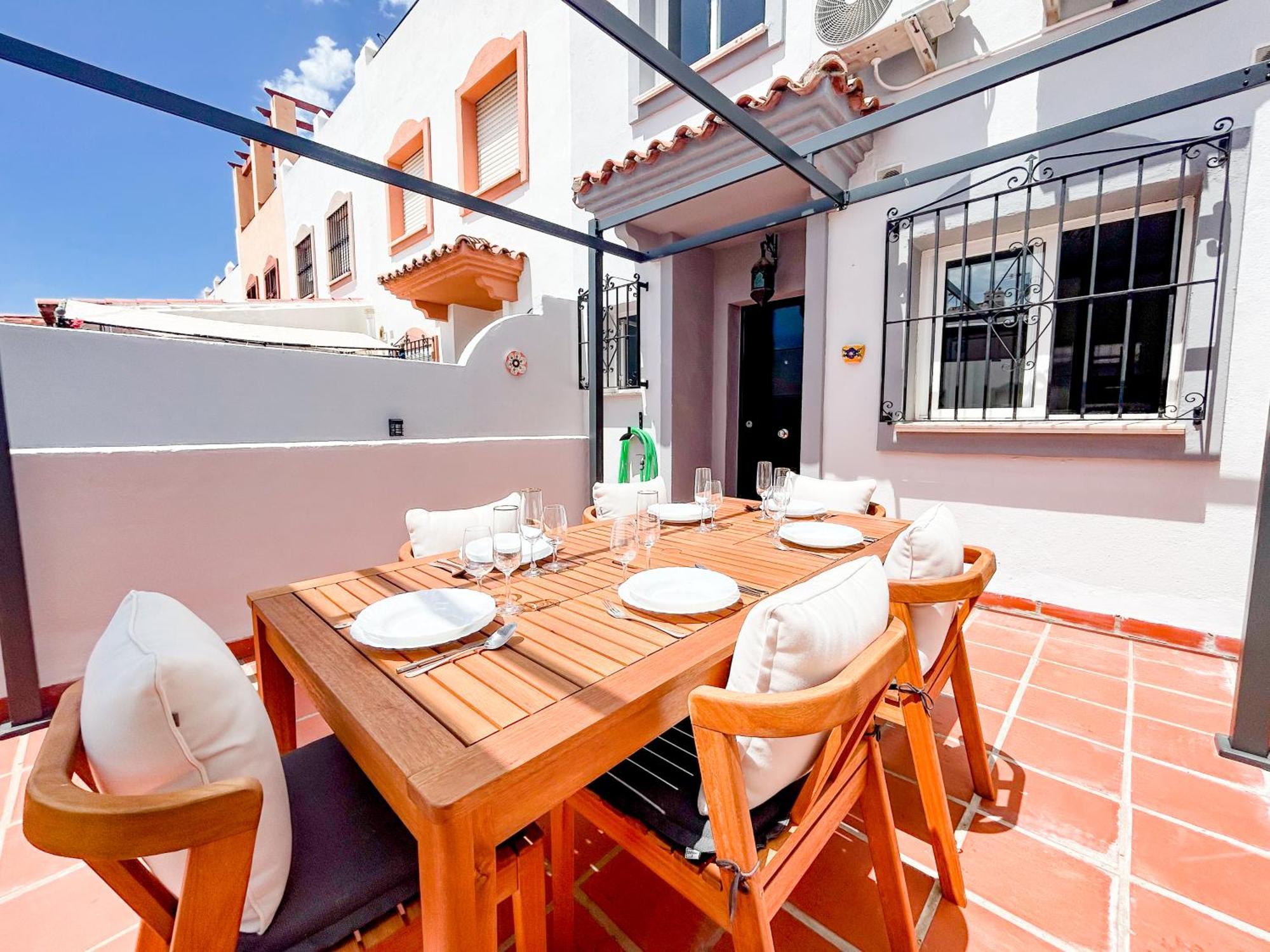 Vakantiehuis Townhouse With Arabic Pool And Close To The In Estepona