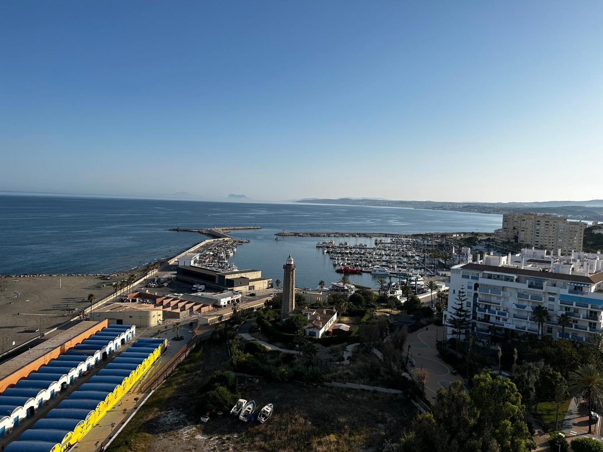 Apartment Oasis: Beachfront With Dual Pools And Mountain Views Estepona