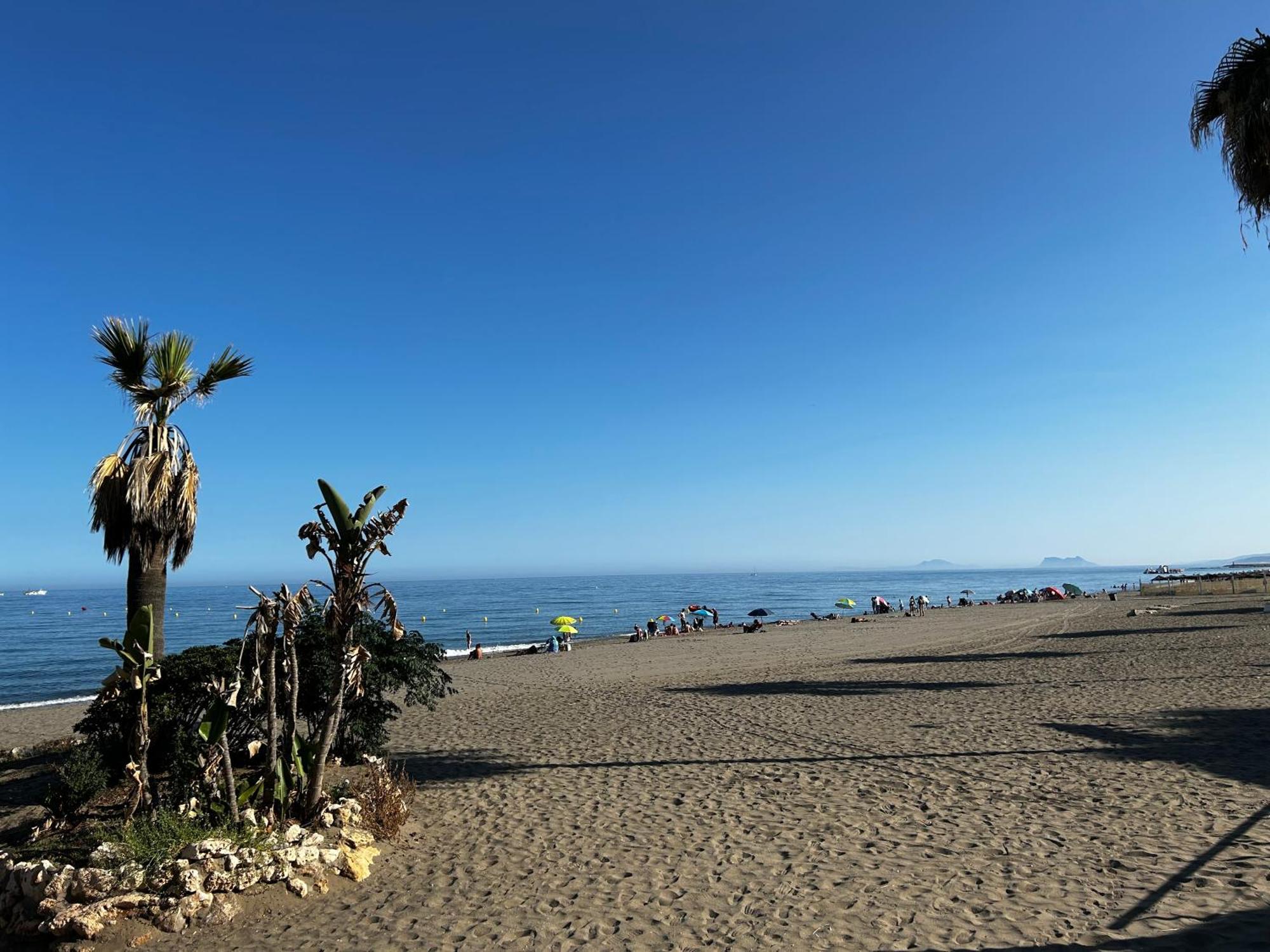 Oasis: Beachfront With Dual Pools And Mountain Views Apartment Estepona