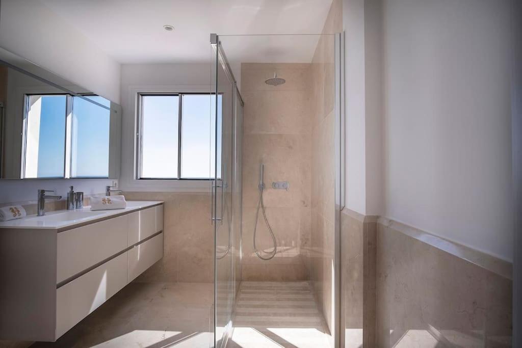 Lujoso Primera Linea Playa Y Centrico Apartamento Estepona