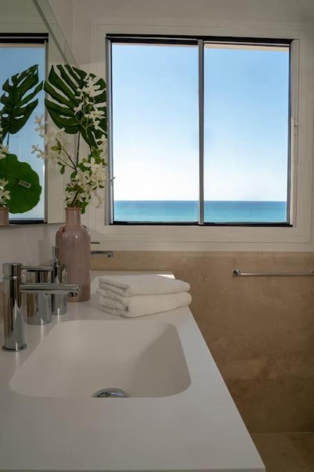 Lujoso Primera Linea Playa Y Centrico Apartamento Estepona