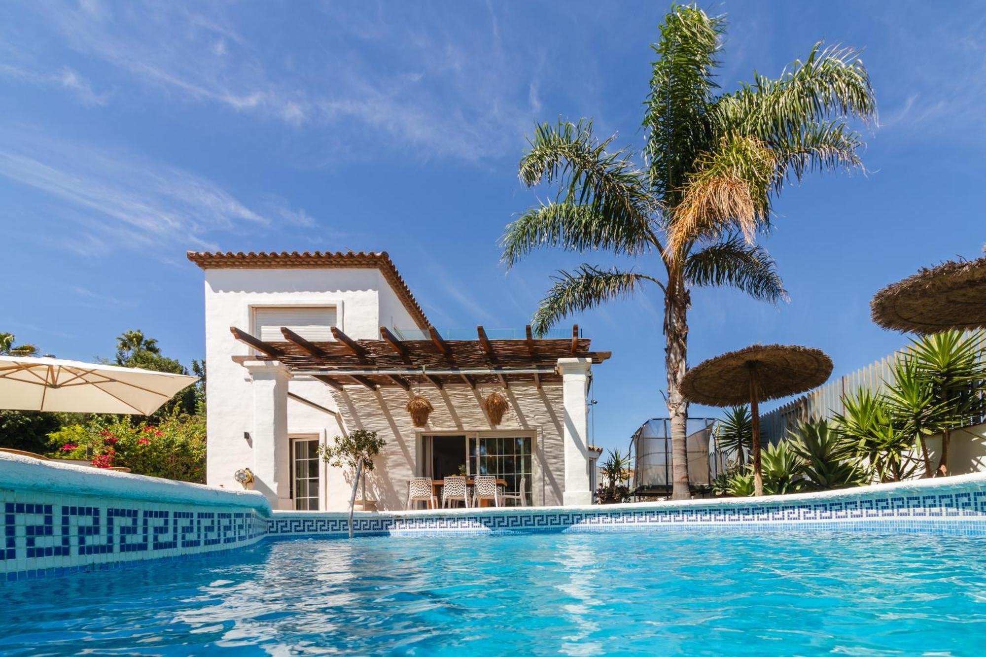 Luxury With Stunning Sea Views, 600m From The And The Port, Private Pool, Walking Distance To The Old Town And Amenities *